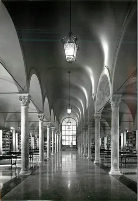 Biblioteca — interior com colunas e abóbadas — editor desconhecido, número de série ilegível