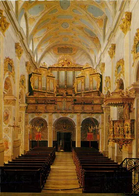 Interior de uma igreja barroca — órgão monumental — editor não visível