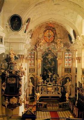 Interior de uma igreja barroca — decoração escultórica e pintada — editor não visível