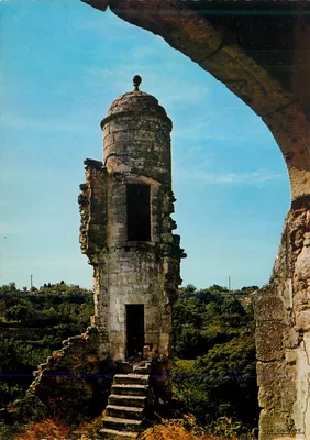 A Cigogne — Torre em ruínas vista através de um arco — editor La Cigogne