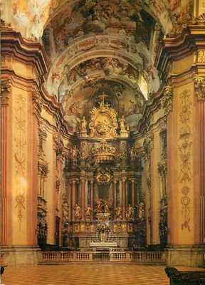 Interior da igreja barroca — altar dourado e frescos — editor não visível