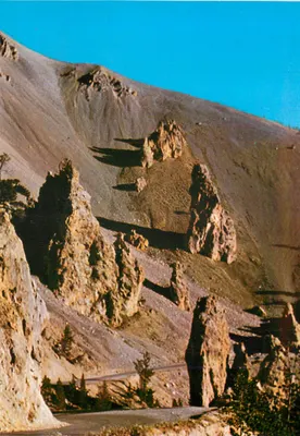 Paisagem de montanhas e rochedos — editor não identificável, número de série não visível