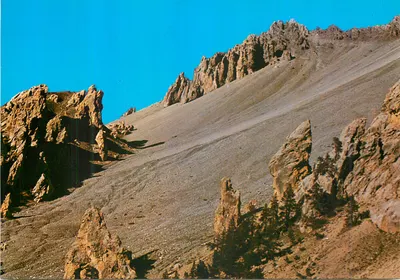 Paisagem montanhosa — rochedos e falésias — editor desconhecido