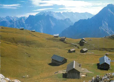 Chalés alpinos — vista panorâmica — editor não identificável