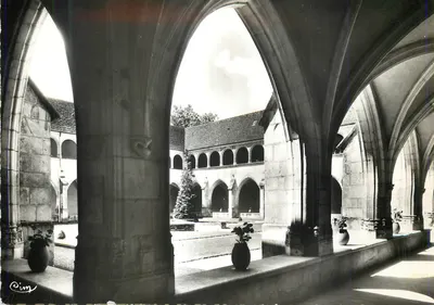Pátio interno de um convento — vista sob as arcadas góticas — Cim