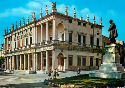 Palácio Ducal em Veneza — vista da fachada com a estátua de Giorgio Vasari — editor não visível