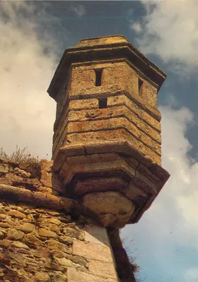 Torre de vigilância em pedra — vista de baixo para cima — editor não visível