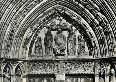 Portal esculturado da catedral — vista interna — E. Mignot
