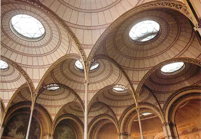Interior da catedral de Chartres — vista das abóbadas e das janelas de rose — editor não visível