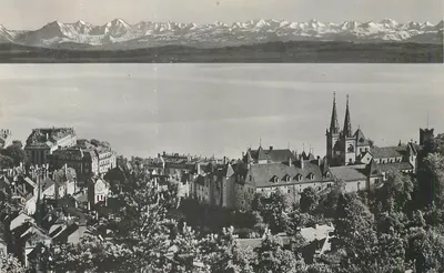 Vue de la ville et du lac avec montagnes enneigées en arrière-plan — éditeur et n° de série non lisibles