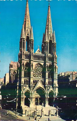 Catedral de Nossa Senhora de Lyon — fachada gótica com duas agulhas — editor não visível