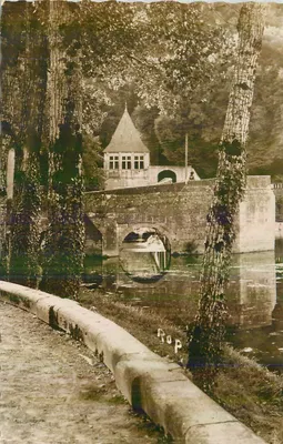 Ponte sobre o canal com torre — vista pitoresca — editor não identificado