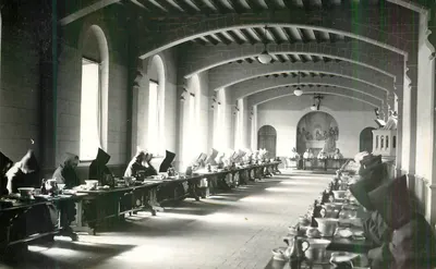 Refeição comunitária em uma abadia — editor não identificável