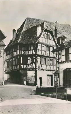 Casa com colunas de madeira — Strasbourg — editor desconhecido, número de série ilegível