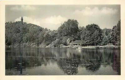Lago com torre na colina — vista panorâmica — editor não visível