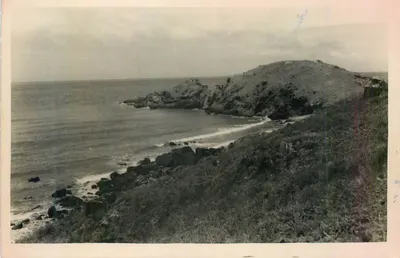 Costa rochosa com falésia — vista costeira — editor não identificável