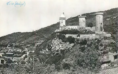 Foix (Ariège) — Castelo forte sobre rochedos — editor APA
