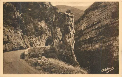 Estrada em túnel em um cânion — Oddoux
