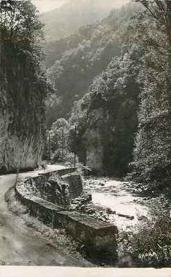 Arora — Vista do cânion com estrada e rio — Arora