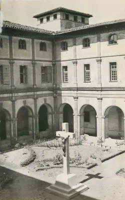 Cour intérieure d'un couvent — croix de Jérusalem — éditeur non visible
