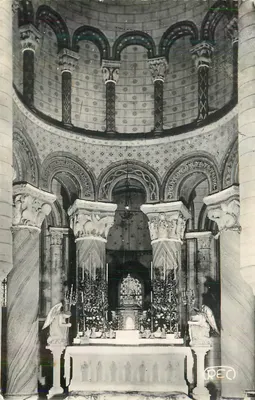 Interior da capela — detalhes arquitetônicos e altar — editor REO