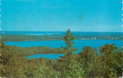 Vista panorâmica de um lago — editor e número de série ilegíveis