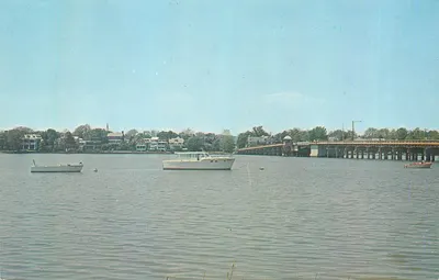 Vue do lago com ponte e barcos — editor não visível