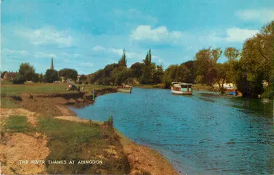 O rio Thames em Abingdon — vista panorâmica com barcos e igreja — editor não visível