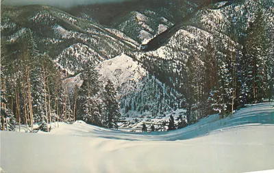 Paisagem invernal nevada — montanhas e floresta — editor não identificável