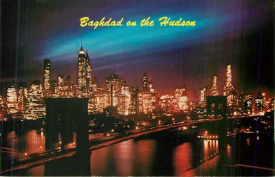 Bagdá no Hudson — vista noturna de Manhattan com o ponte de Brooklyn — cartão postal satírico