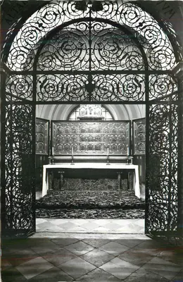 Interior de uma igreja — vista através de uma grade de ferro forjado — editor desconhecido