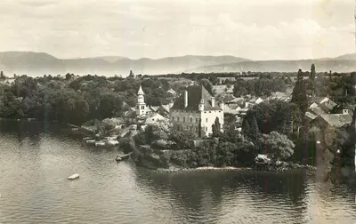 Cidade sobre o rio — castelo e igreja na margem da água — editor não visível