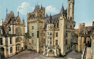 Zamek Pierrefonds — widok wewnętrzny — wydawca nieodczytelny