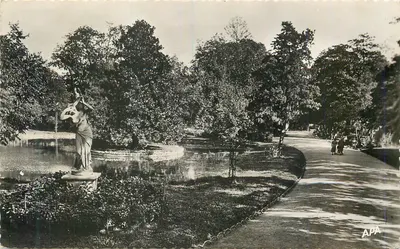 Estátua em um parque — lago e trilha — editor APA