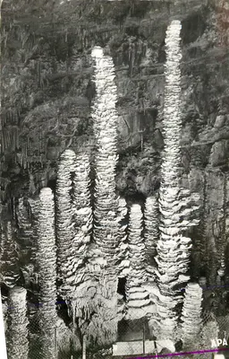 Gruta da Pierre à l'Écluse — estalactites e estalagmites — editor APA