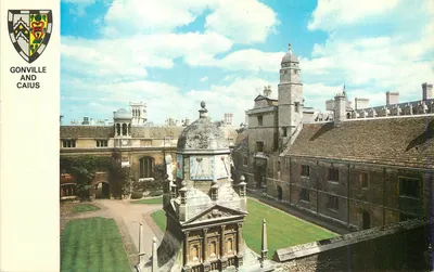 Gonville and Caius — vista do claustro e do relógio solar — editor não visível