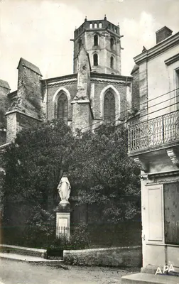 Igreja de São Pedro — vista com estátua da Virgem — editor APA