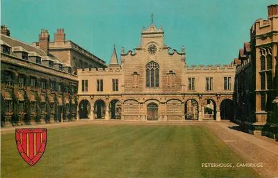 Peterhouse, Cambridge — pátio interno com edifício central com relógio — editor não identificado, número de série não visível