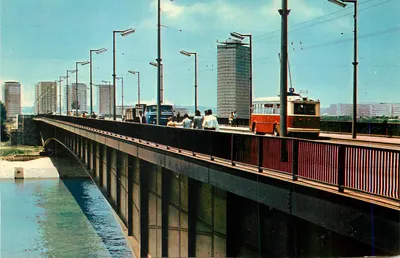 Ponte da Vltava — visão urbana com trem — editor não visível