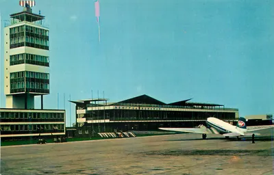 Aeroporto de Béorpa — Terminal e torre de controle — editor desconhecido