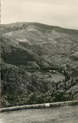 Vista de montanhas e viaduto — editor não identificável