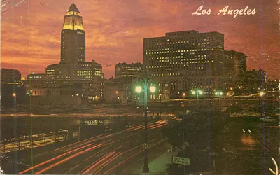 Los Angeles — vue du centre-ville au crépuscule avec le City Hall et un pont illuminé — éditeur non visible