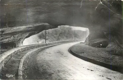Estrada sob uma abóbada rochosa — vista panorâmica — C. Oimy