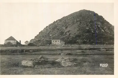 Vista de montanhas e edifícios em Eilno — Editor EILNO, número de série não visível