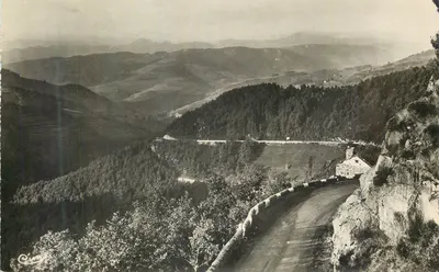 Vista panorâmica das montanhas — estrada sinuosa e casa isolada — editor Cimof