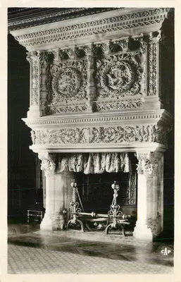 Chaminé esculpida — interior de um edifício histórico — CAP