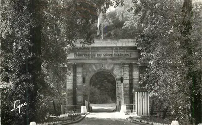 Fortaleza do Mont-Valérien — entrada monumental — editor Lypna