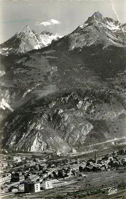 Vila alpina entre montanhas nevadas — Cap
