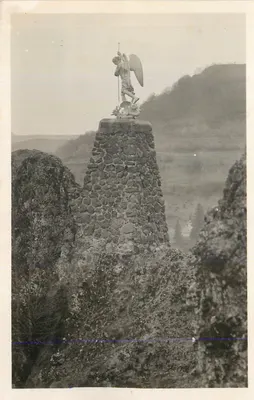 Estatua de anjo sobre monumento — vista de montanha — editor desconhecido