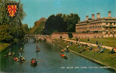 Os Backs e Clare College, Cambridge — vista do canal com barcos a remo e edifícios universitários